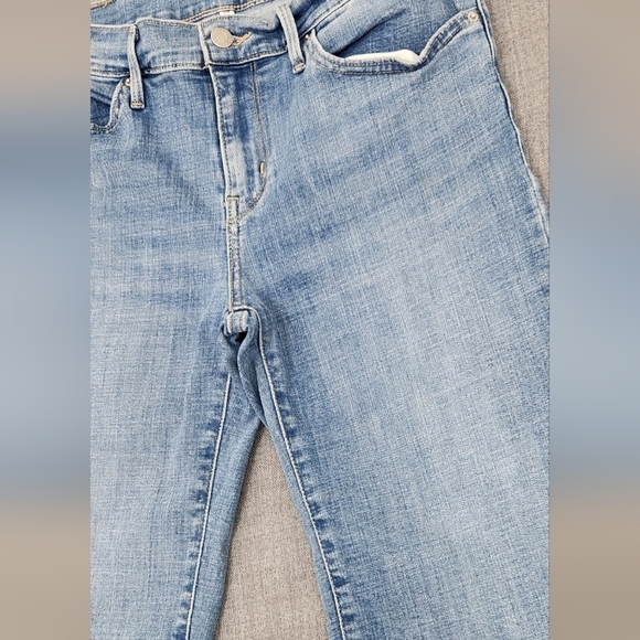 Levis Bermuda Stretch Medium Wash Denim Shorts. Size 29. - Picture 2 of 9